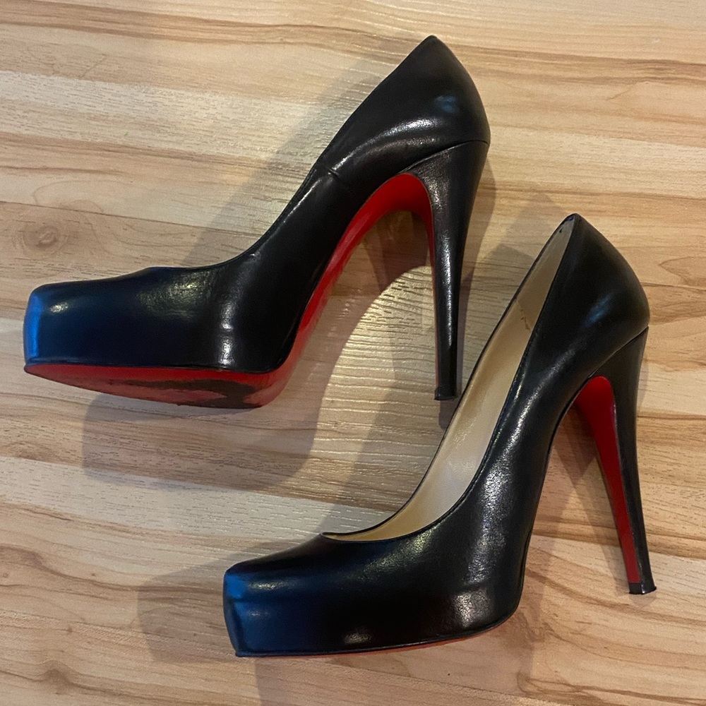 Gorgeous Black Christian Louboutin Pumps Size 37! Excellent Condition!